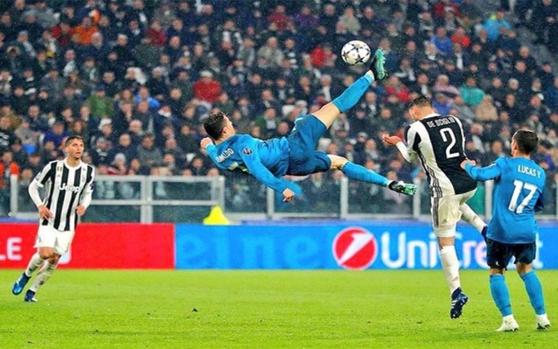 Ngả bàn đèn là gì? Những siêu phẩm kinh điển trong lịch sử bóng đá