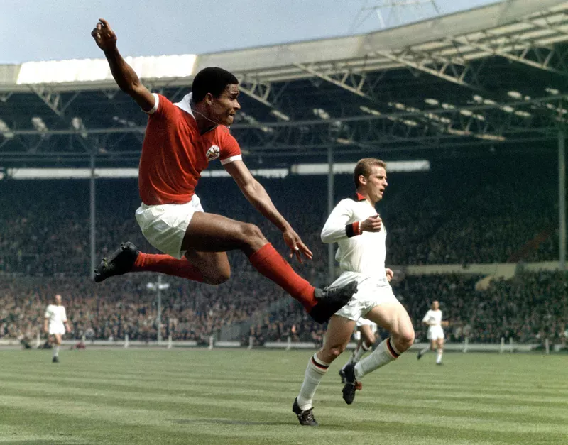 Eusébio dẫn dắt Bồ Đào Nha giành hạng ba World Cup 1966, thành tích tốt nhất lịch sử đội tuyển.