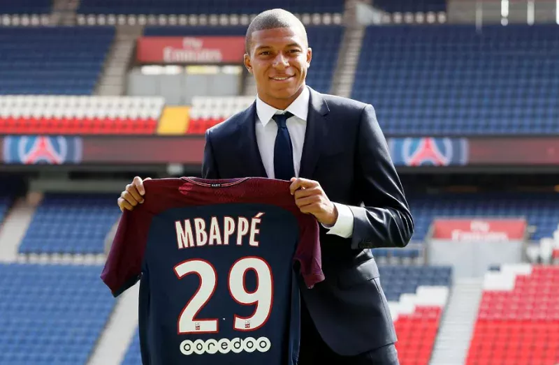 Mbappe từng mặc áo số mấy ở PSG?